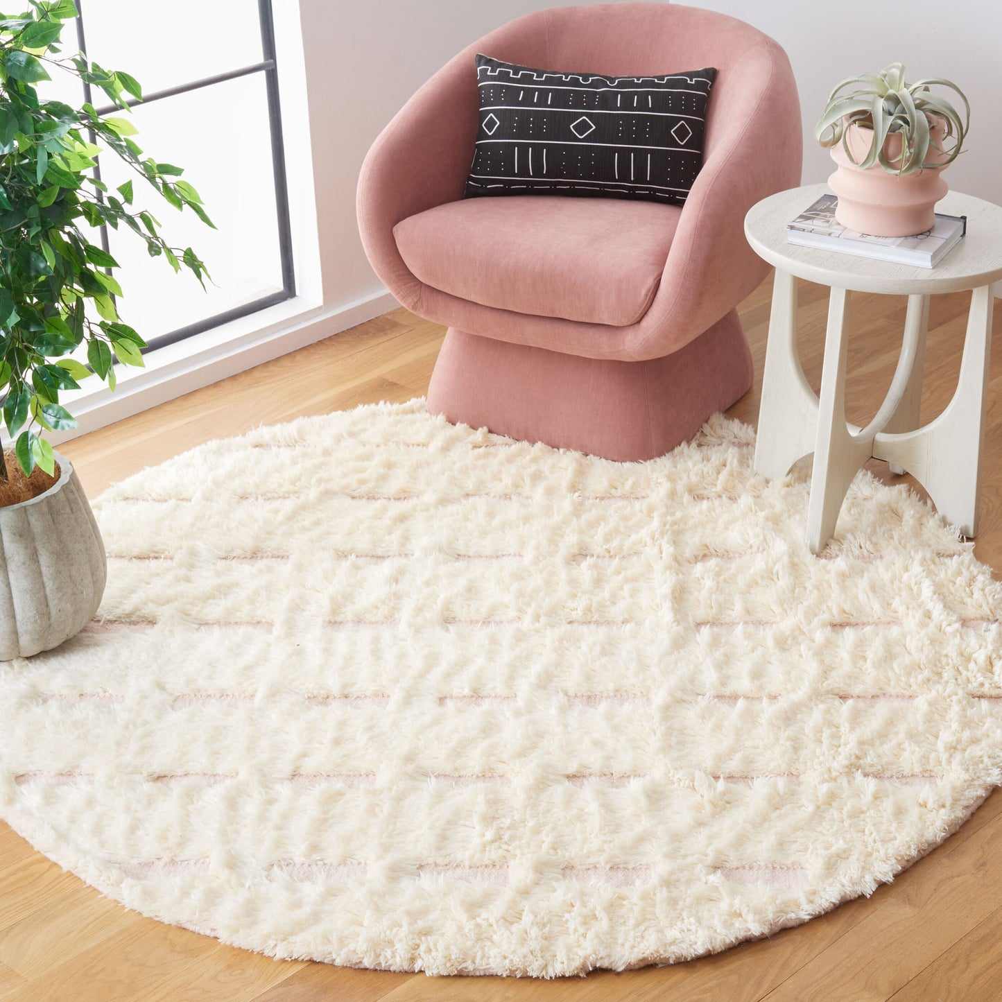 Safavieh Casablanca 705 Pink/Ivory Modern 6ft x 6ft Round Rug