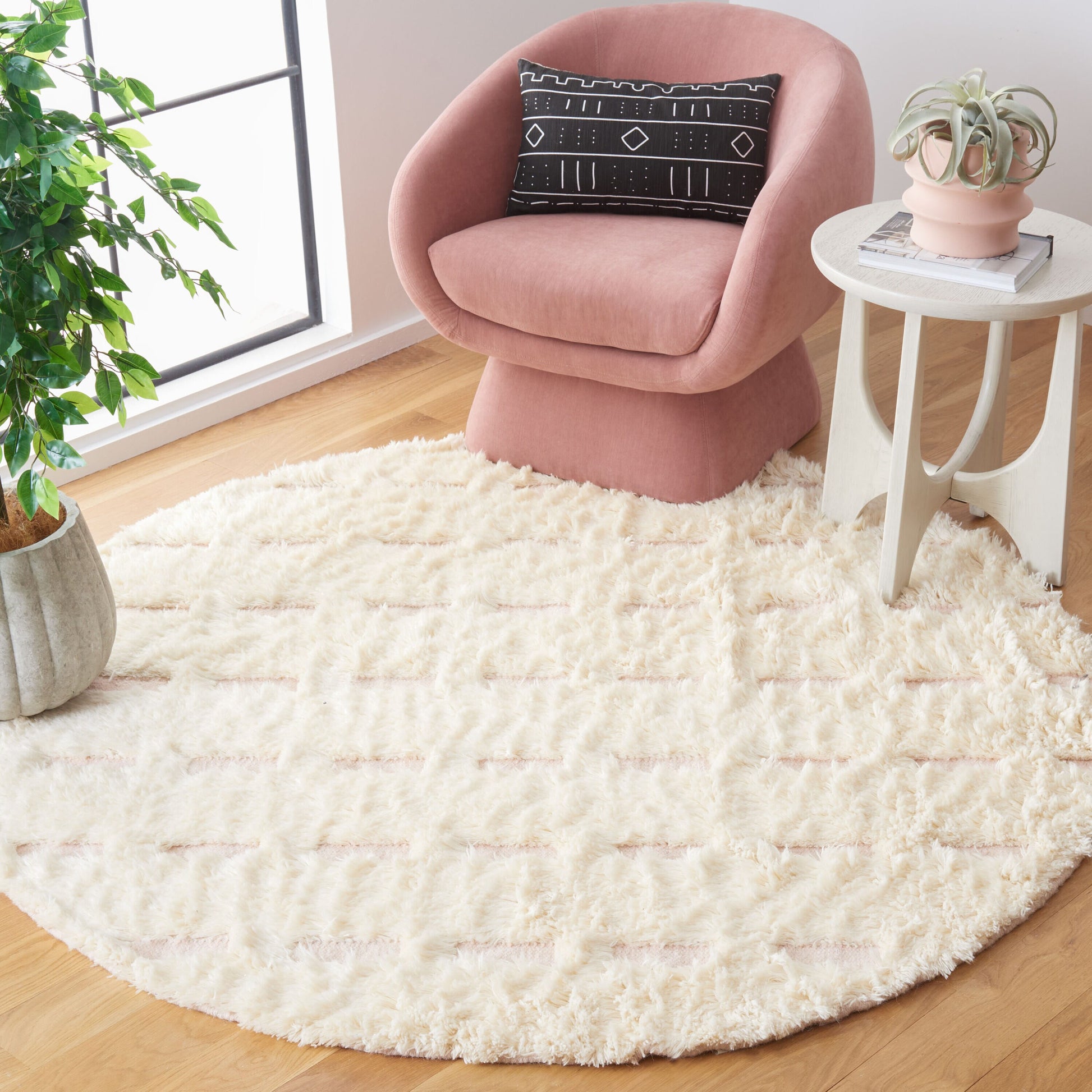 Safavieh  Casablanca 705 Pink/Ivory Modern 6ft x 6ft Round Rug
