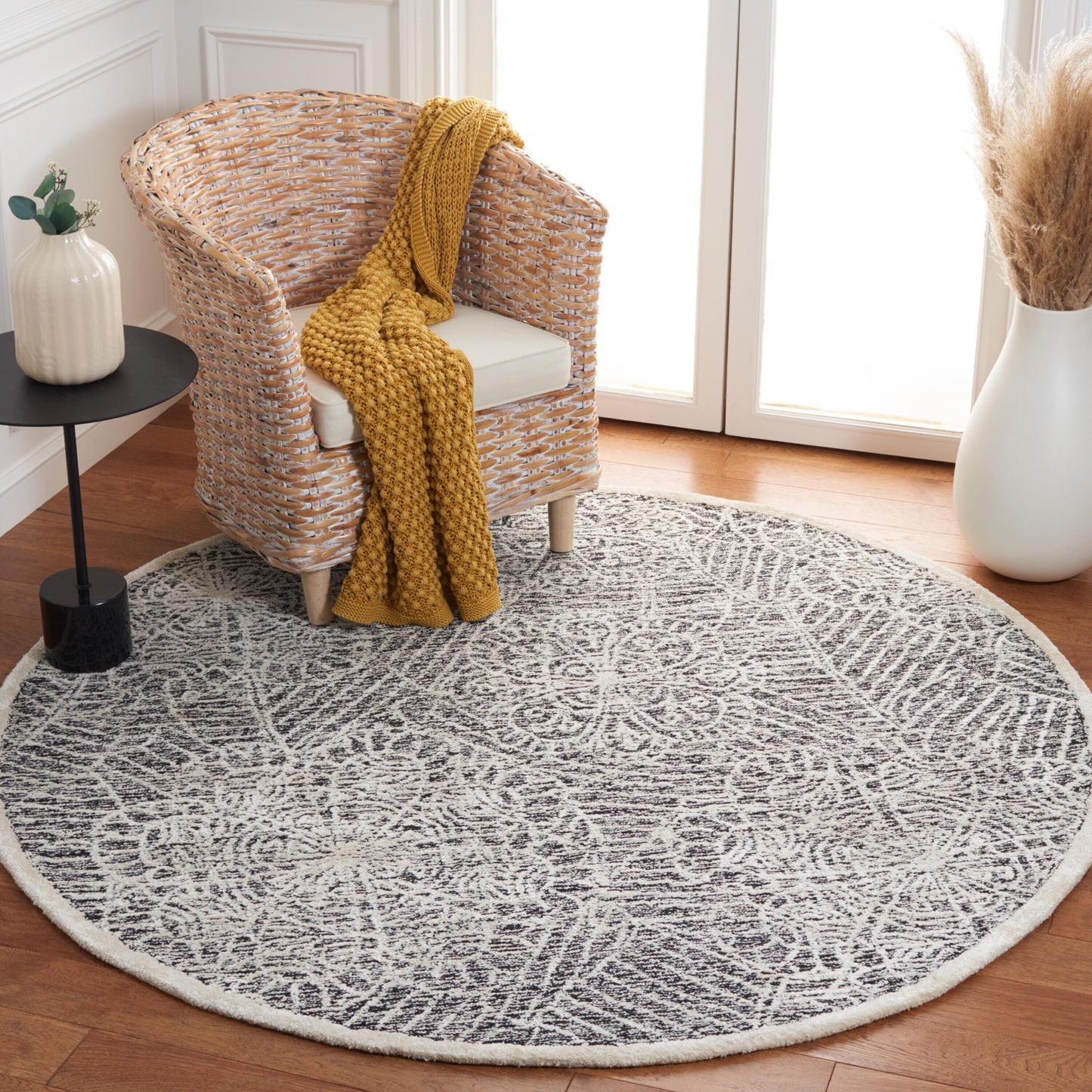 Safavieh  Precious 304 Black/Ivory Contemporary 6ft x 6ft Round Rug