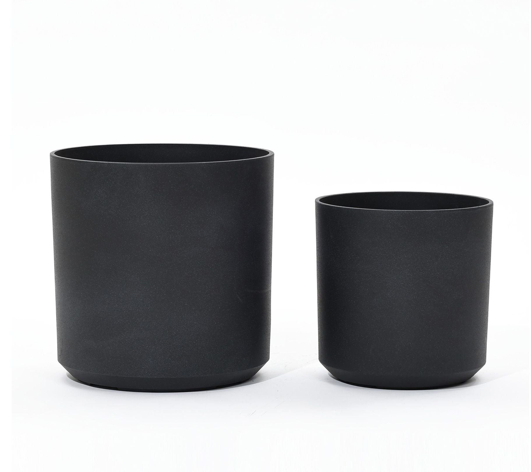 LuxenHome 2-Piece Round Plastic Planters Set